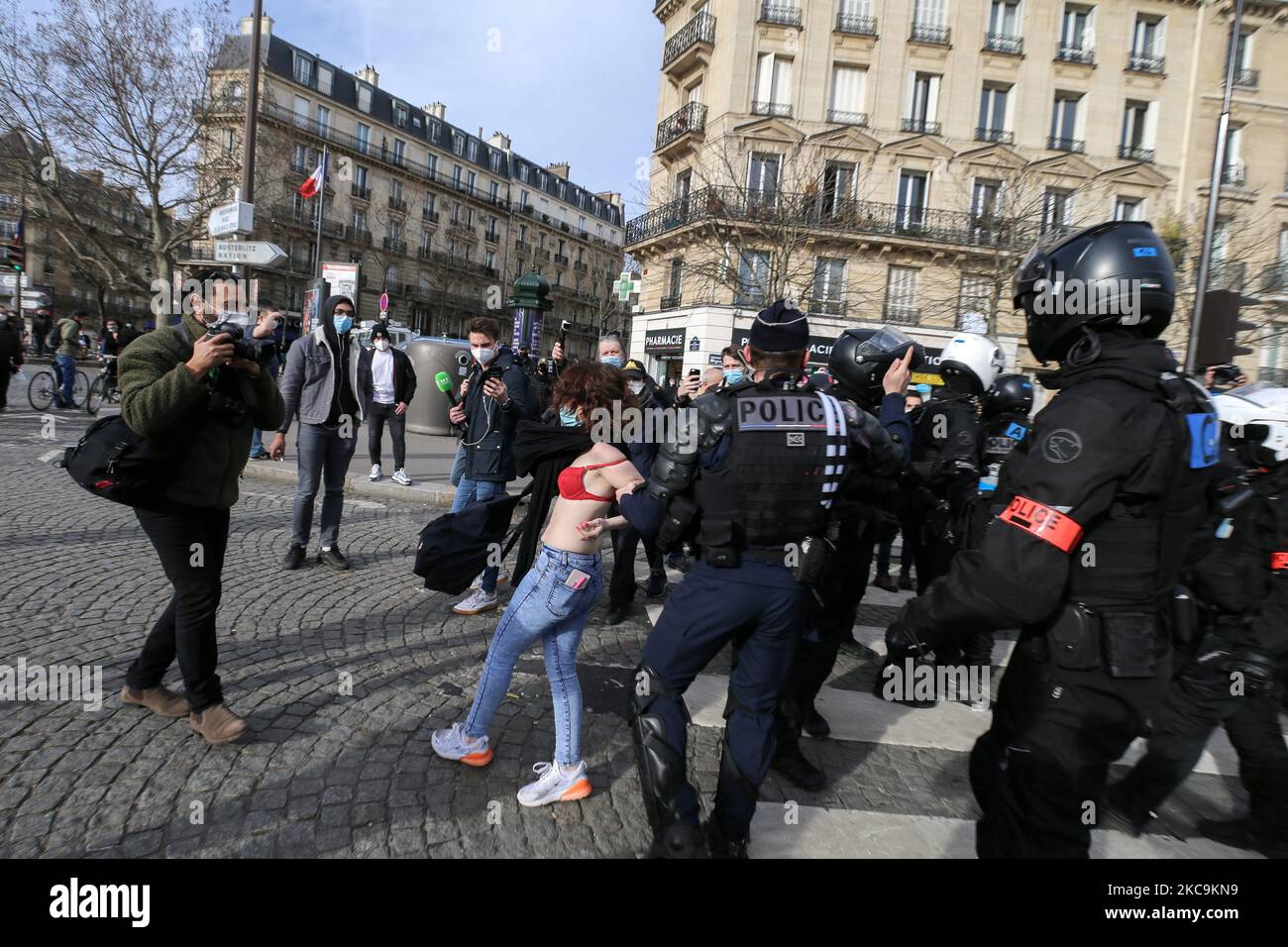 Policemen push off an « anti-fascist » counterprotest, during a demonstration against the far right Generation Identitaire group's potential dissolution in Place Denfert Rochereau, in Paris on February 20, 2021. The dissolution of Generation identitaire was evoked for the first time on January 26, 2021 by Interior Minister, as a reaction to the group's recent anti-migrant operation in the Pyrenees, which led to a preliminary investigation for provocation to racial hatred. (Photo by Michel Stoupak/NurPhoto) Stock Photo