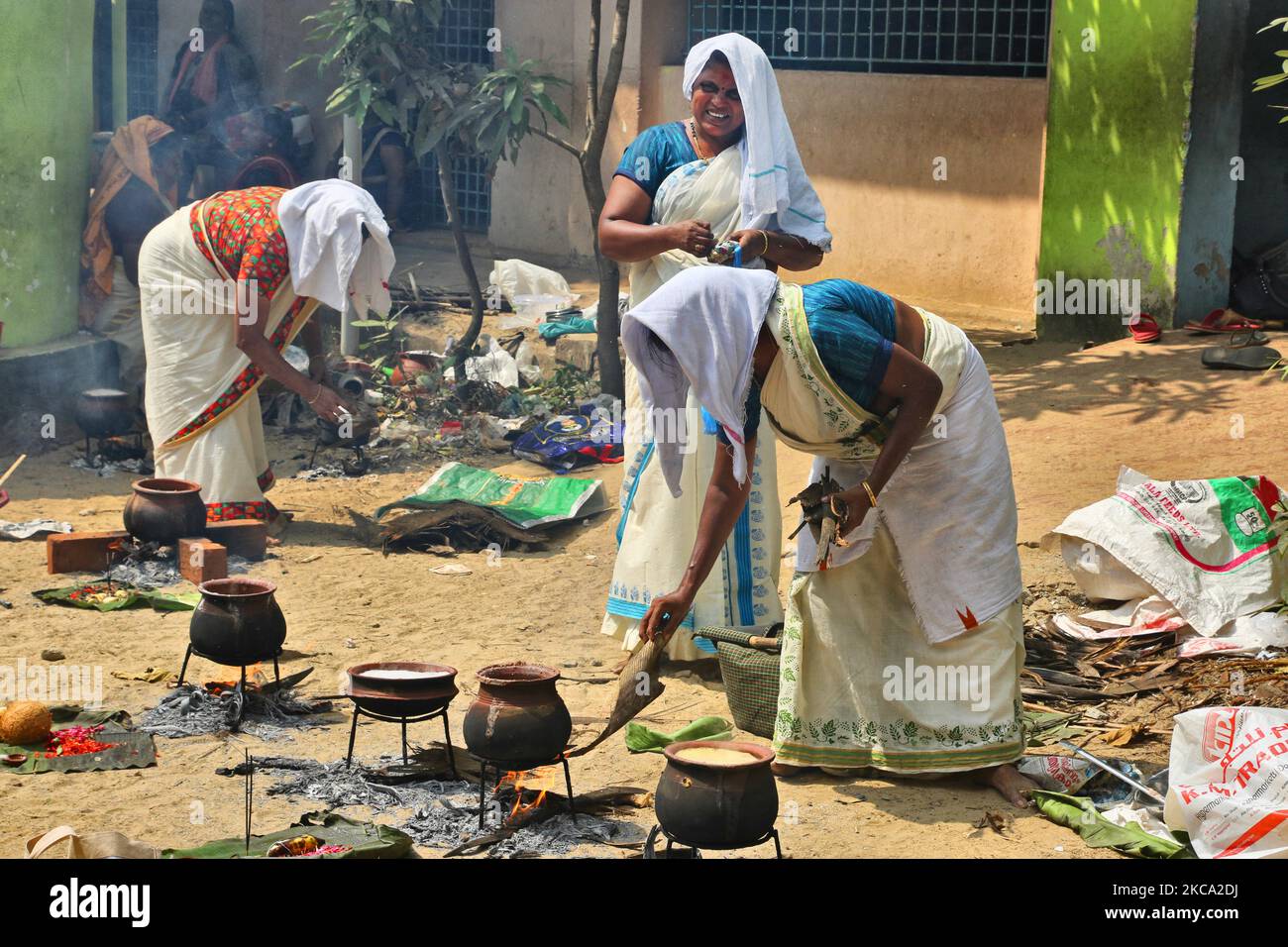 hindu-women-cooking-pongala-during-the-attukal-pongala-mahotsavam