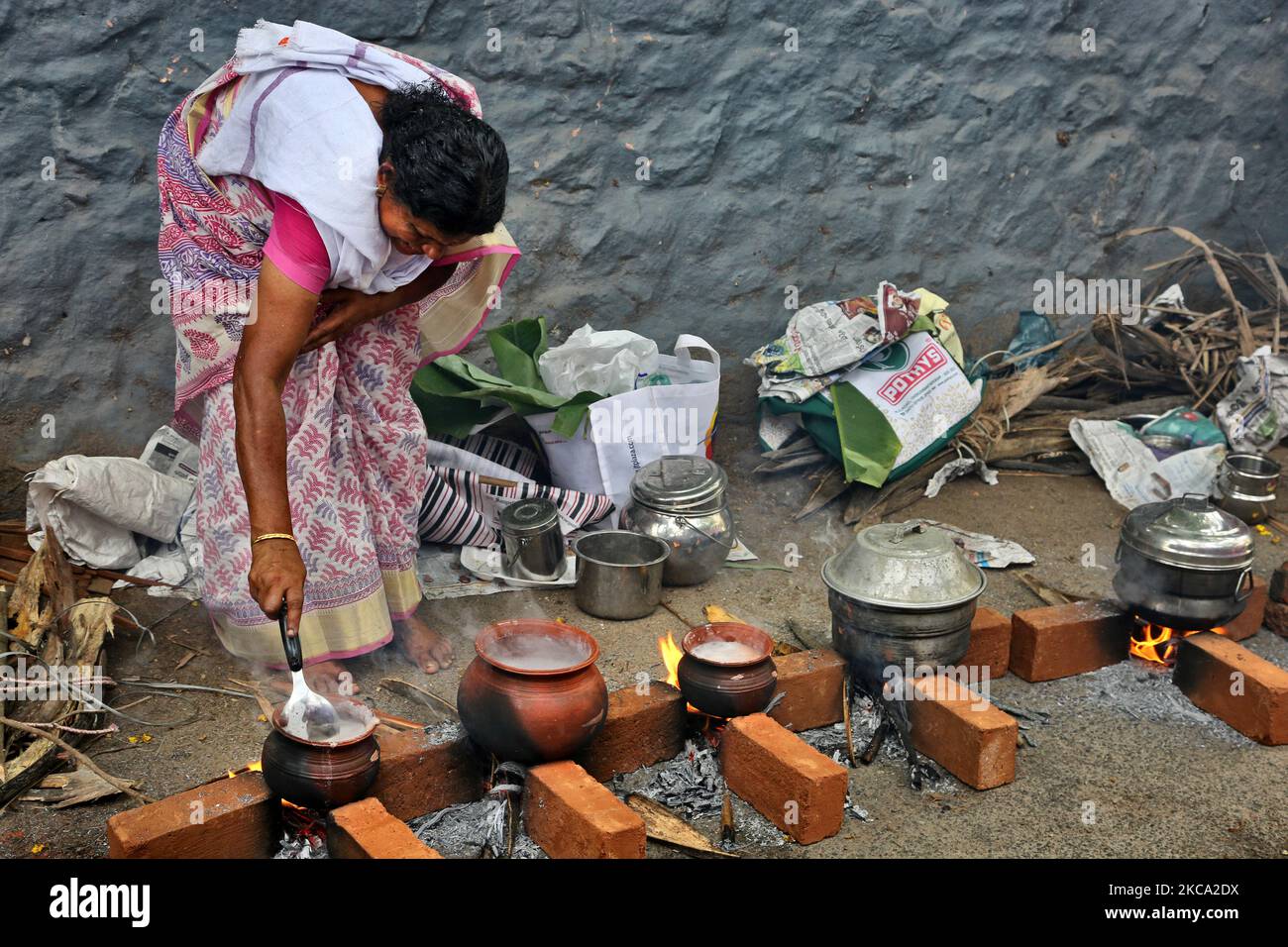 hindu-women-cooking-pongala-during-the-attukal-pongala-mahotsavam