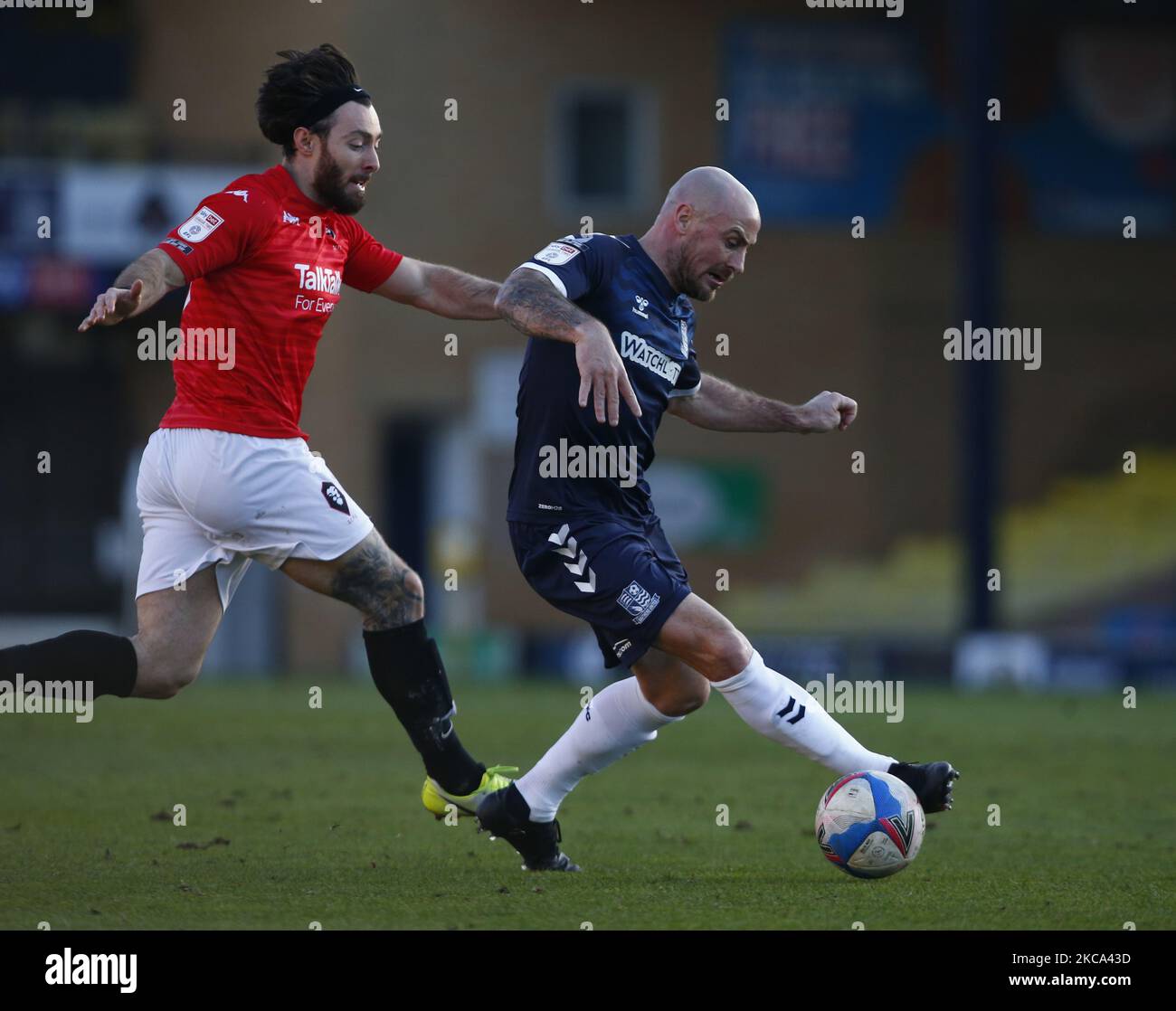 Alan McCormack of Southend United beats Richie Towell of Salford City during Sky Bet League Two between Southend United and Salford City at Roots Hall Stadium , Southend, UK on 27th February 2021 (Photo by Action Foto Sport/NurPhoto) Stock Photo