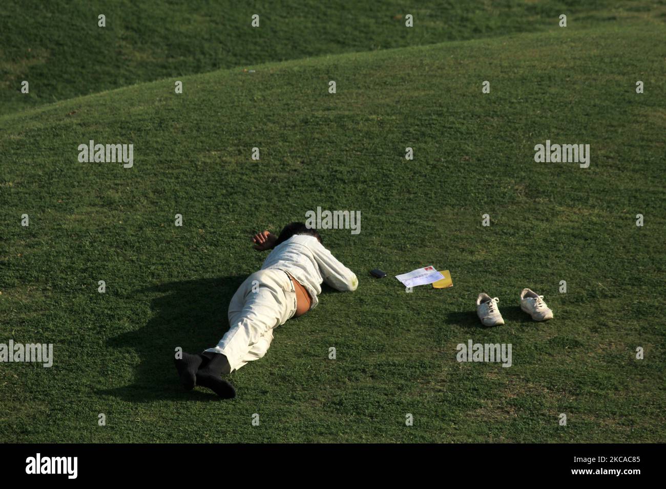 A man enjoys the sun in a quiet park, near AIIMS, on March 5, 2021 in New Delhi, India. (Photo by Mayank Makhija/NurPhoto) Stock Photo