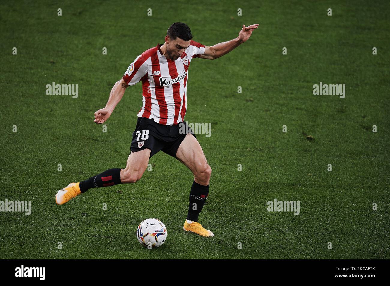 Oscar De Marcos of Athletic shooting to goal during the La Liga Santander match between Athletic Club and Villarreal CF at Estadio de San Mames on February 21, 2021 in Bilbao, Spain. Sporting stadiums around Spain remain under strict restrictions due to the Coronavirus Pandemic as Government social distancing laws prohibit fans inside venues resulting in games being played behind closed doors. (Photo by Jose Breton/Pics Action/NurPhoto) Stock Photo