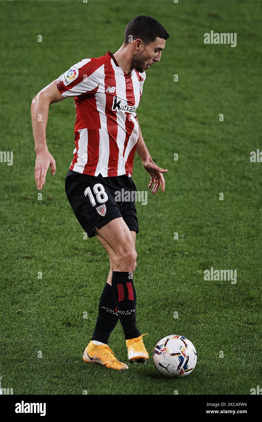 Oscar De Marcos of Athletic controls the ball during the La Liga Santander match between Athletic Club and Villarreal CF at Estadio de San Mames on February 21, 2021 in Bilbao, Spain. Sporting stadiums around Spain remain under strict restrictions due to the Coronavirus Pandemic as Government social distancing laws prohibit fans inside venues resulting in games being played behind closed doors. (Photo by Jose Breton/Pics Action/NurPhoto) Stock Photo