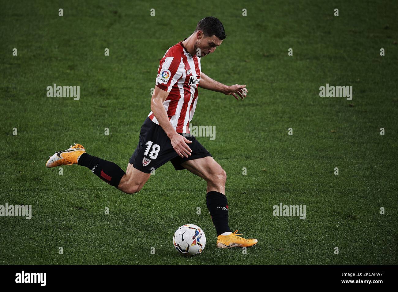 Oscar De Marcos of Athletic does passed during the La Liga Santander match between Athletic Club and Villarreal CF at Estadio de San Mames on February 21, 2021 in Bilbao, Spain. Sporting stadiums around Spain remain under strict restrictions due to the Coronavirus Pandemic as Government social distancing laws prohibit fans inside venues resulting in games being played behind closed doors. (Photo by Jose Breton/Pics Action/NurPhoto) Stock Photo