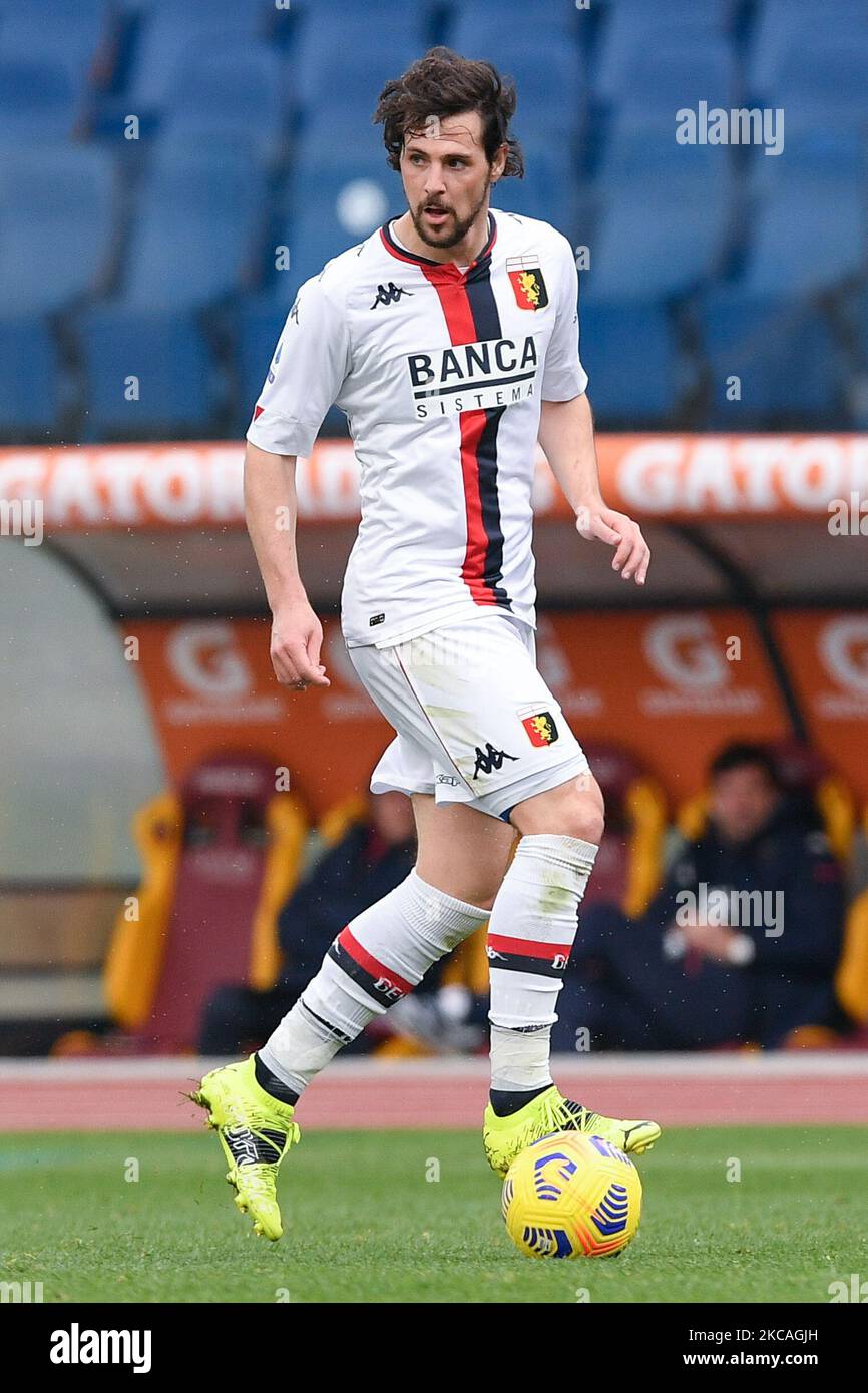 Genoa, Italy. 24 April 2022. Players of Genoa CFC celebrate the victory at  the end of the Serie A football match between Genoa CFC and Cagliari  Calcio. Credit: Nicolò Campo/Alamy Live News