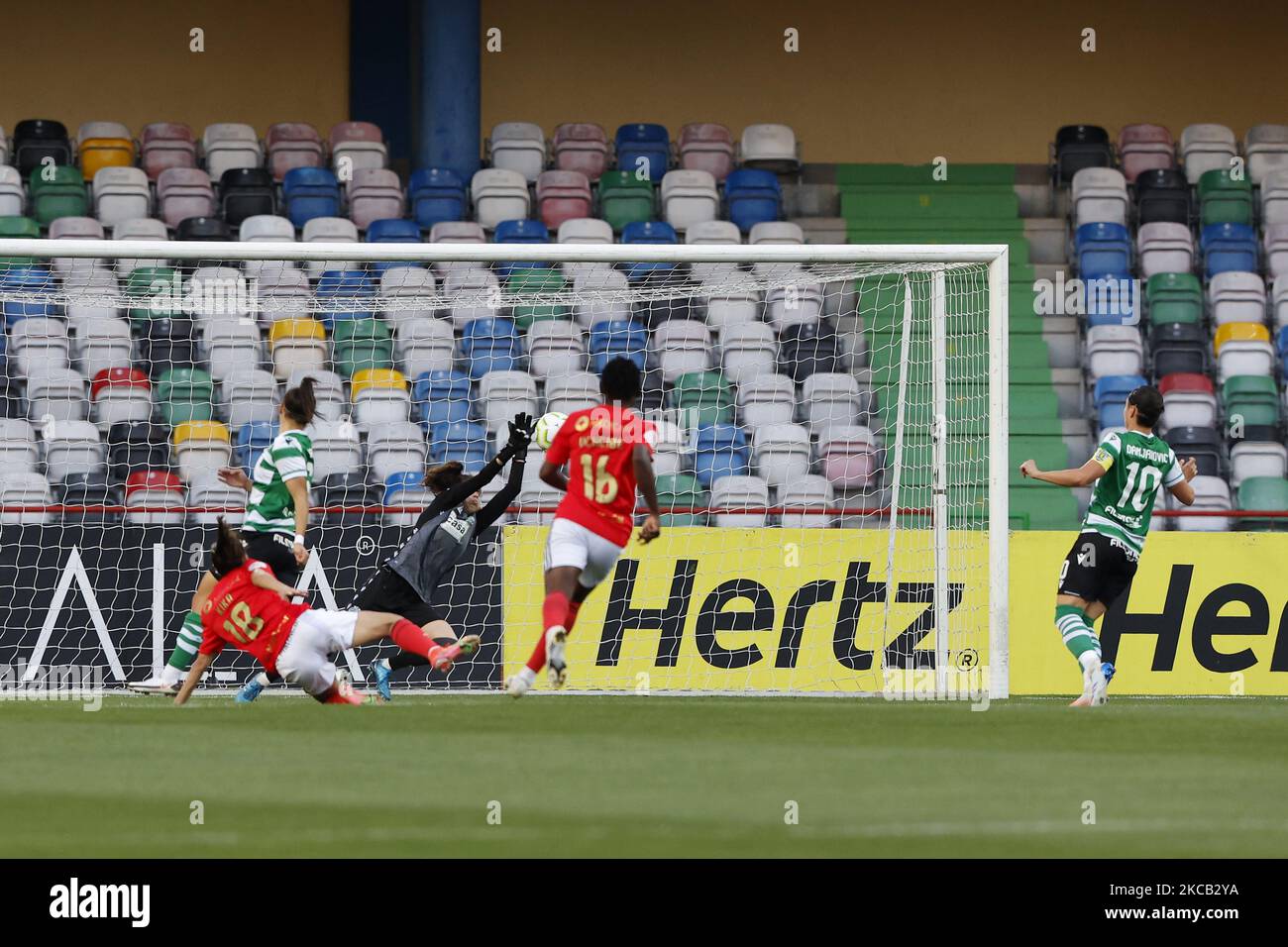 Leiria, Portugal. 17th Mar, 2021. Sporting Goalkeeper Ines Pereira warm up  during the women´s League Cup (2020/21) Final game between Benfica and  Sporting at the Estádio Municipal Dr. Magalhães Pessoa in Leiria