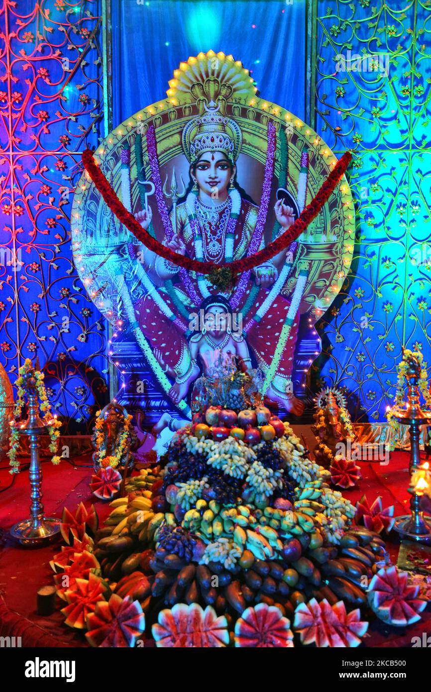 shrine-with-offerings-for-the-goddess-attukal-devi-along-the-roadside