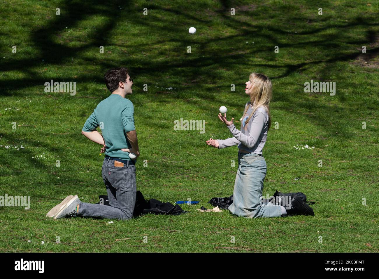 LONDON, UNITED KINGDOM - MARCH 29, 2021: A woman juggles in St James's Park as Coronavirus lockdown restrictions are eased across England, on 29 March, 2021 in London, England. From today six people or two households are allowed to meet outside while observing social distancing, the 'stay at home' order is lifted and outdoor sports facilities can re-open. (Photo by WIktor Szymanowicz/NurPhoto) Stock Photo