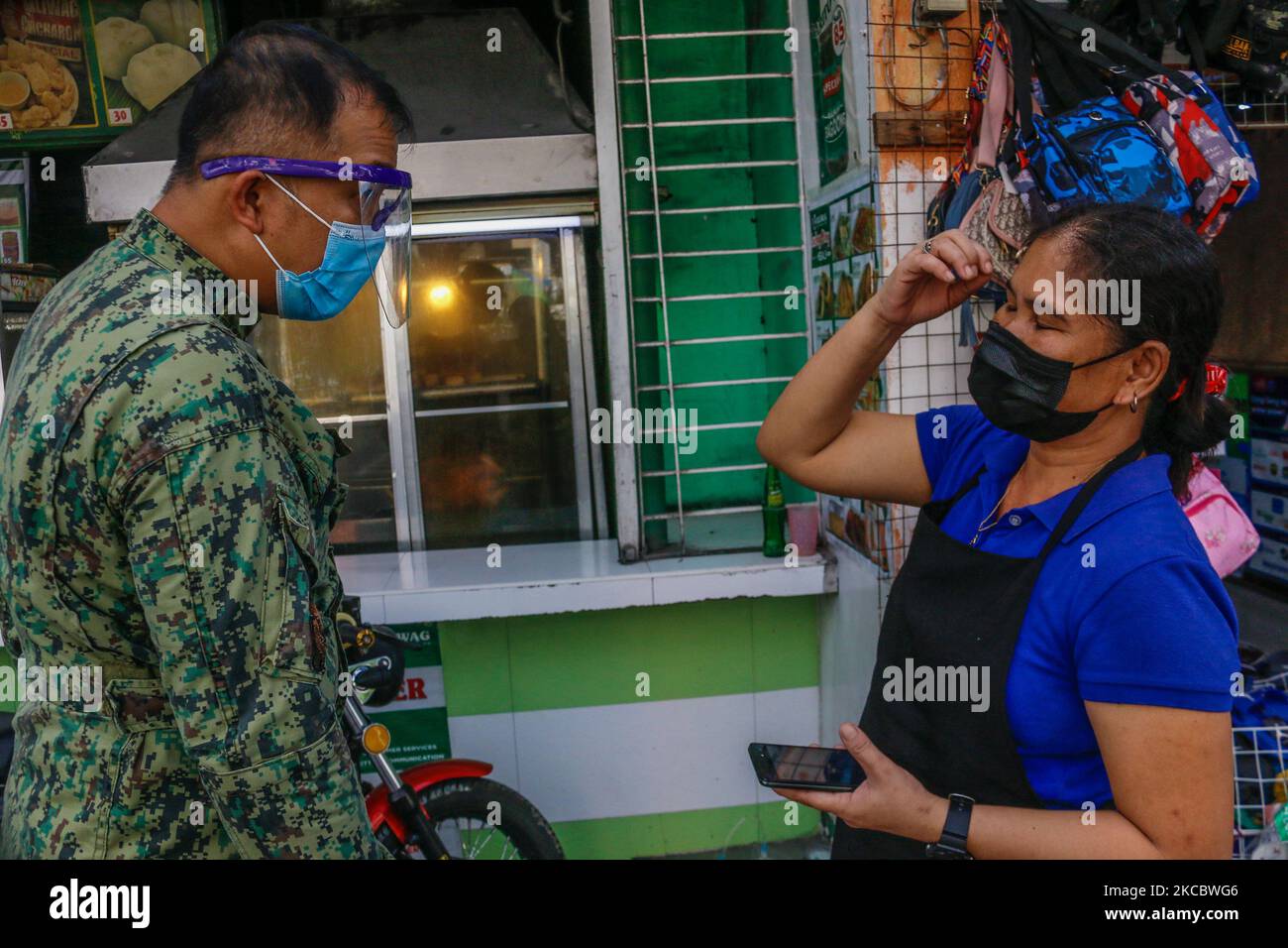 Police officer are reminding people in public to properly wear their face mask and face shield in Antipolo City on March 31, 2021. Due to surge of COVID-19 cases in Philippines, stricter community quarantine are reimposed in Greater Manila Area since March 29 to April 4, 2021 to curb the spread of coronavirus in Philippines. Authorities are already tired on reminding people to simply wear their protective gears against virus. As of March 31, the Department of Health reported 6,128 new COVID-19 cases with total of 747,288 cases and deaths of 13,297. (Photo by Ryan Eduard Benaid/NurPhoto) Stock Photo