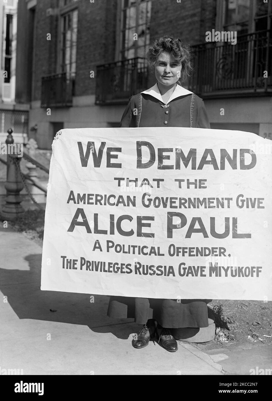 A suffragette holding a sign supporting Alice Paul, 1917. Stock Photo