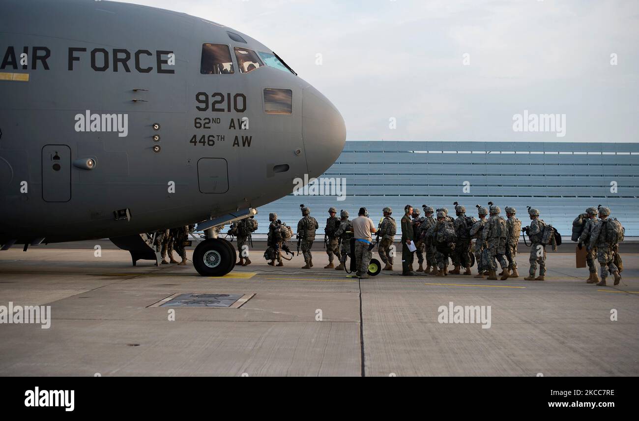 C 17 globemaster us loading hi-res stock photography and images - Alamy