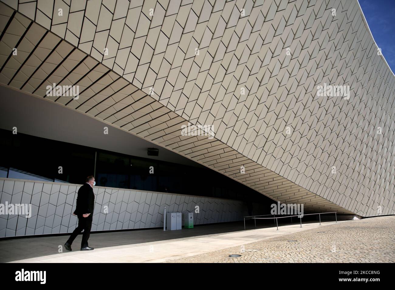 A man wearing a face mask enters the reopened Museum of Art, Architecture and Technology (MAAT) in Lisbon, Portugal, on April 5, 2021. Portugal started on April 5, the second phase of lifting COVID-19 restrictions, with the reopening of cafes and restaurants terraces, museums, monuments, gyms, shops up to 200 square meters, and the return to classes of students from the 5th to the 9th grade, nearly two months after tightening Covid-19 curbs following a wave of cases early this year. (Photo by Pedro FiÃºza/NurPhoto) Stock Photo