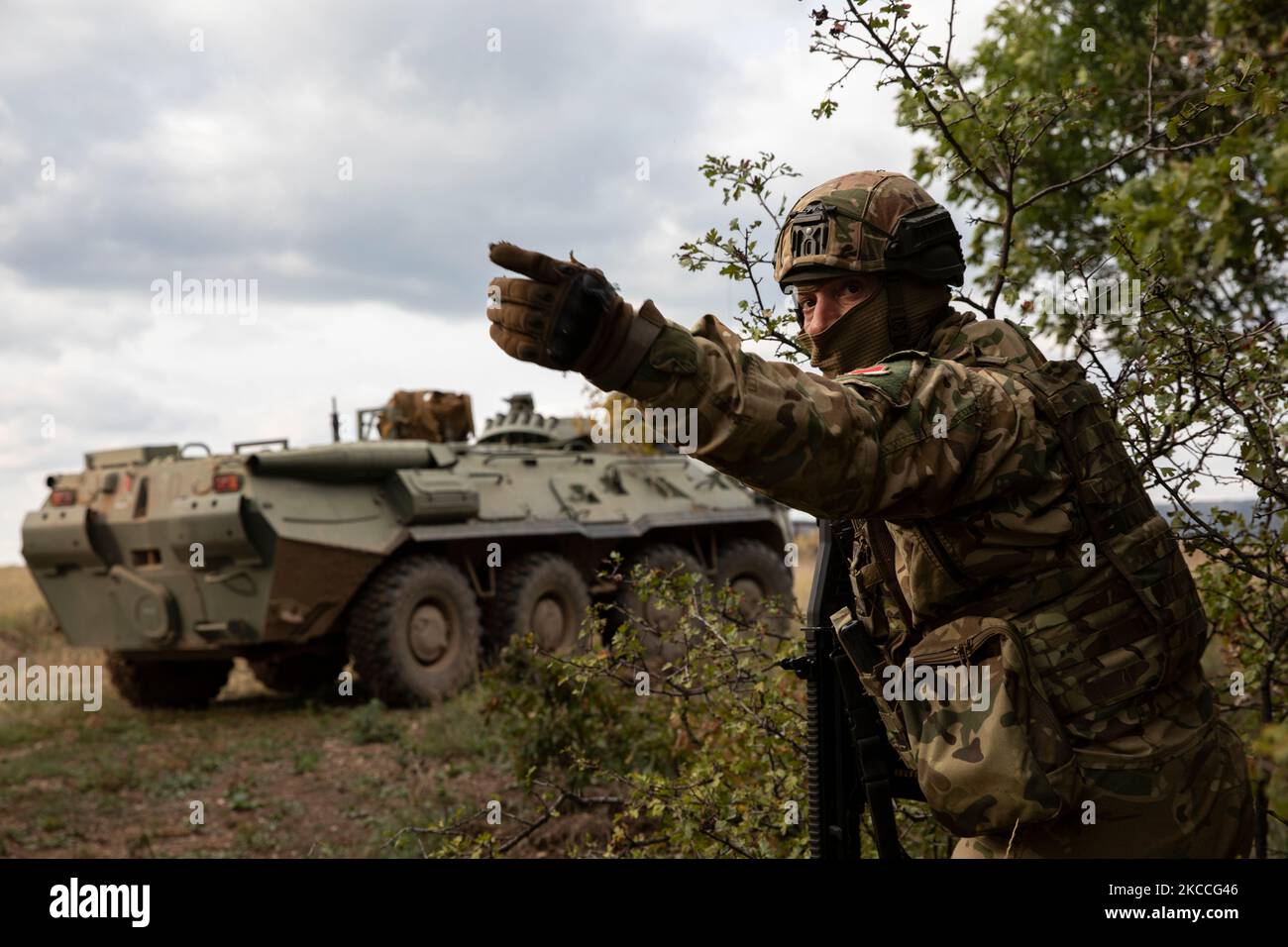 A Hungarian soldier, assigned to the 25th Infantry Brigade, commands his soldiers to assault an notional enemy position during a Brave Warrior 2022 field training exercise at Hungarian Defense Forces Central Training Area, Bakony, Hungary, Sept. 24, 2022. Hungary joined NATO on 12 March 1999, along with Czechia and Poland, becoming the first former members of the Warsaw Pact to join NATO. (U.S. Army photo by Sgt. Justin Leva) Stock Photo