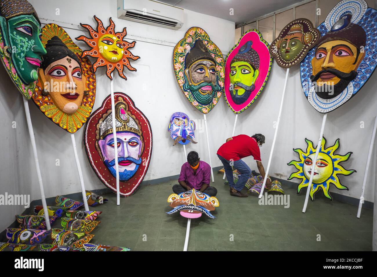 Student of Faculty of Fine Arts of Dhaka University painting traditional masks for preparation to celebrate upcoming Bengali New Year 1428 during the last day of first face of government-imposed lockdown as a preventive measure against the COVID-19 Coronavirus in Dhaka, Bangladesh, on April 11, 2021. The day will be celebrated on 14 April while the UNESCO added the Mangal Shobhajatra festival on Pahela Baishakh among other new items to the safeguarding intangible cultural heritage list. (Photo by Ahmed Salahuddin/NurPhoto) Stock Photo