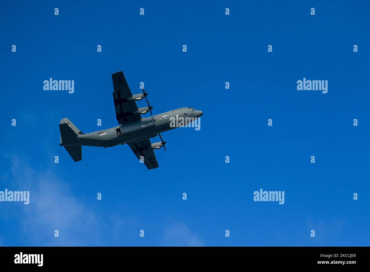 Members assigned to joint special operations forces fly a C-130J Hercules aircraft assigned to the 815th Airlift Squadron, Keesler Air Force Base, Mississippi, over MacDill Air Force Base, Florida, Nov. 3, 2022.The joint operations exercise included members assigned to the U.S. Special Operations Command, Special Operations Command Central and Joint Communications Support Element. (U.S. Air Force photo by Airman 1st Class Zachary Foster) Stock Photo