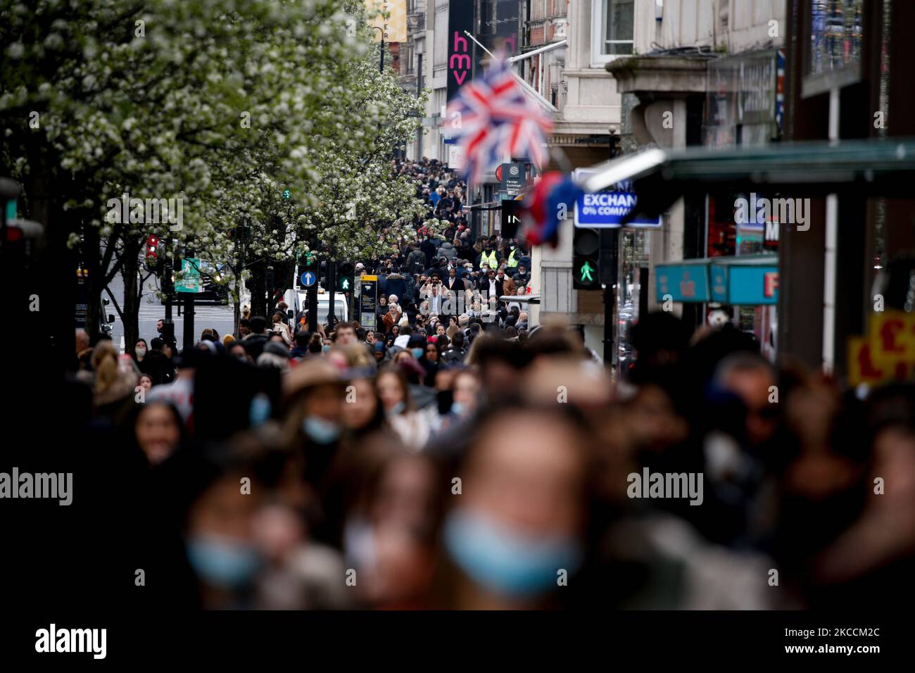 Shoppers pack oxford street hires stock photography and images Alamy