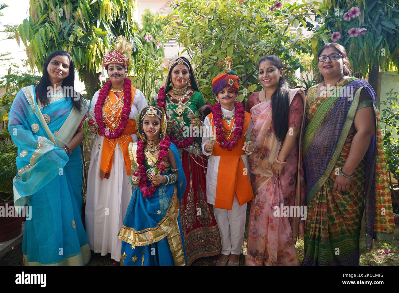 indian-people-dressed-as-isar-gangaur-performs-ahead-of-the