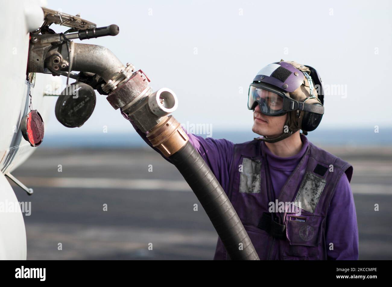 U.S. Navy Airman fuels an F/A18C aircraft Stock Photo Alamy