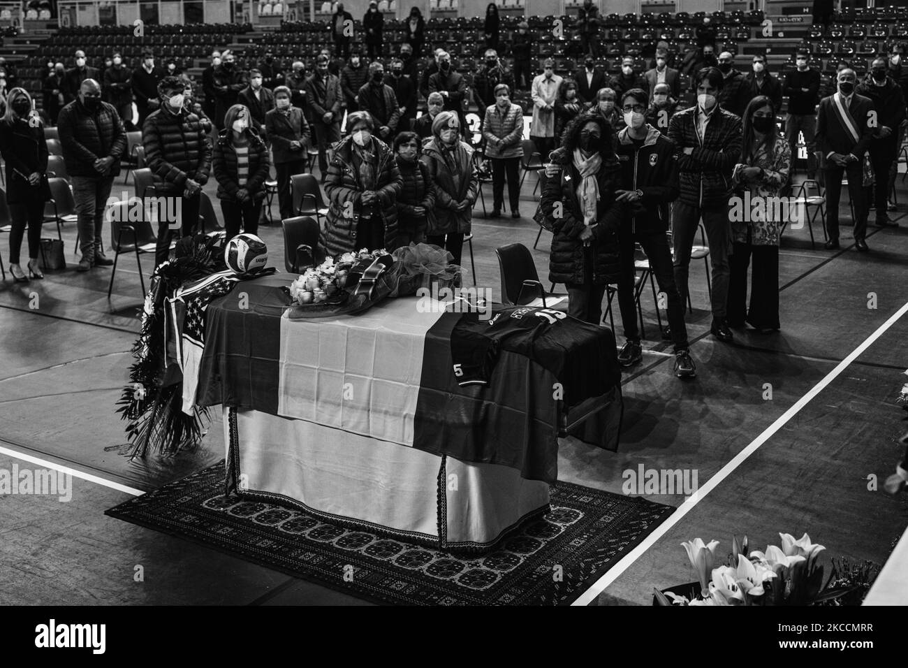 (EDITOR'S NOTE: Image was converted to black an white) In the picture Michele Pasinato's coffin in the Kioene Arena with the family in the background with Silvia, Giorgio and Edoardo. The funeral of the volleyball player of the Italian national team, Michele Pasinato, struck down at the age of 52 by a tumor, took place today in Padua at the Kioene Arena. His teammates Martinelli, Zorzi, Lucchetta and Velasco are present. The city of Padua, where he coached the youth volleyball team, has tightened around his memory. On April 12, 2021, in Padova, Italy. (Photo by Roberto Silvino/NurPhoto) Stock Photo