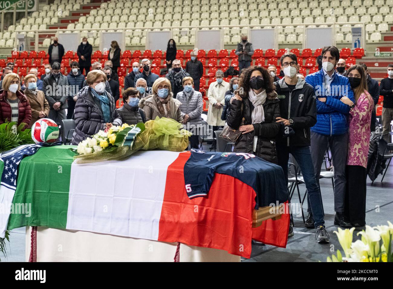 In the picture Michele Pasinato's coffin in the Kioene Arena with the family in the background with Silvia, Giorgio and Edoardo. The funeral of the volleyball player of the Italian national team, Michele Pasinato, struck down at the age of 52 by a tumor, took place today in Padua at the Kioene Arena. His teammates Martinelli, Zorzi, Lucchetta and Velasco are present. The city of Padua, where he coached the youth volleyball team, has tightened around his memory. On April 12, 2021, in Padova, Italy. (Photo by Roberto Silvino/NurPhoto) Stock Photo