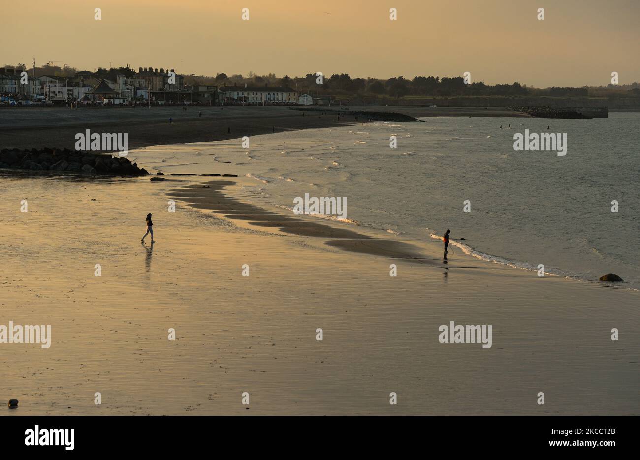 A general view of Bray beach and cost line at sunset, during the COVID-19 lockdown. On Thursday, 15 April 2021, in Bray, County Wicklow, Ireland. (Photo by Artur Widak/NurPhoto) Stock Photo
