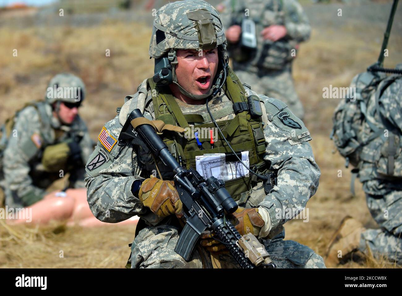 U.S. Army Sergeant yells a command to fellow Soldiers Stock Photo Alamy