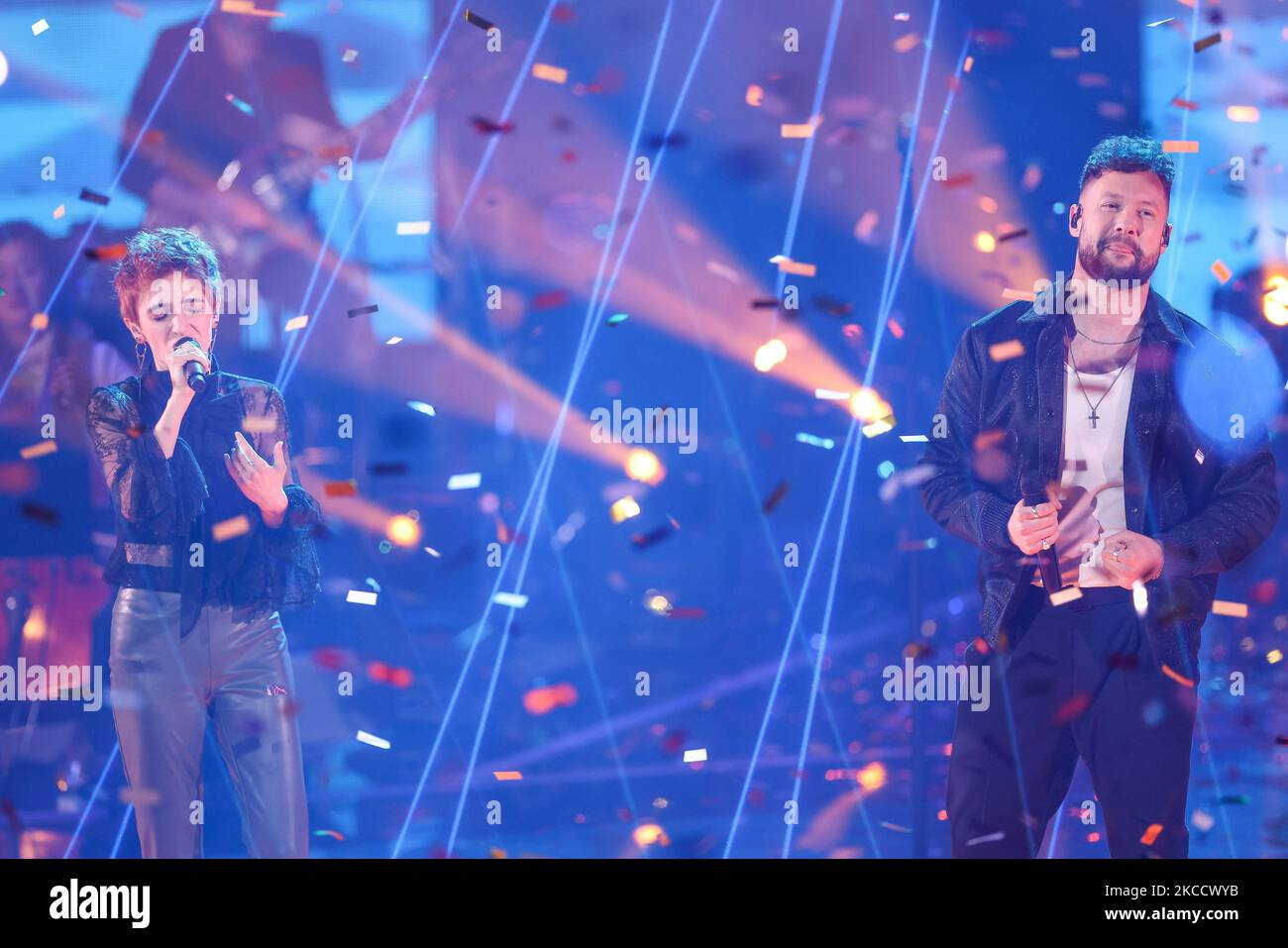 Berlin, Germany. 04th Nov, 2022. The winner of the show Anny Ogrezeanu (l) and Calum Scott sing