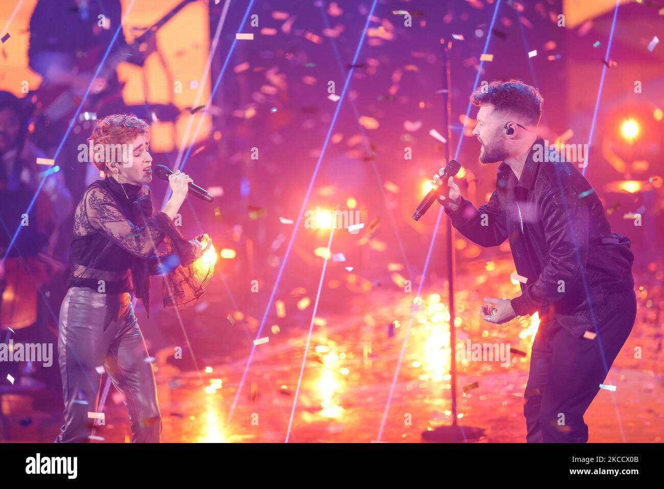 Berlin, Germany. 04th Nov, 2022. The winner of the show Anny Ogrezeanu (l) and Calum Scott sing