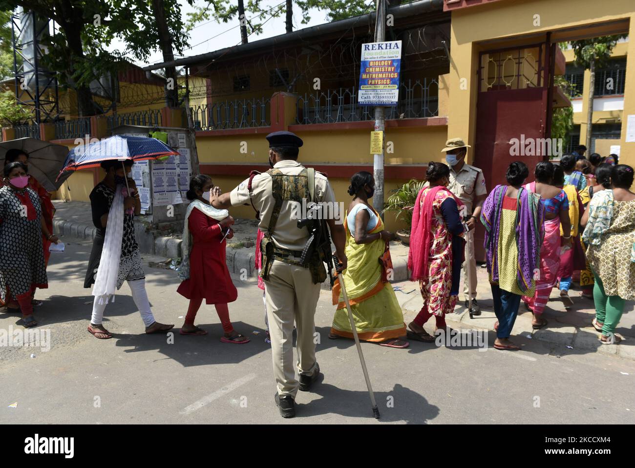 Indian voters queue to cast their votes at a polling station during the during the Fifth phase West Bengal assembly election in Kolkata, India, 17 April, 2021. Election Commission has decided to ban rallies, public meeting and streets play in poll-bound West Bengal from 7 pm to 10 am due to the Covid-19 spike in India according to an Indian media report. (Photo by Indranil Aditya/NurPhoto) Stock Photo