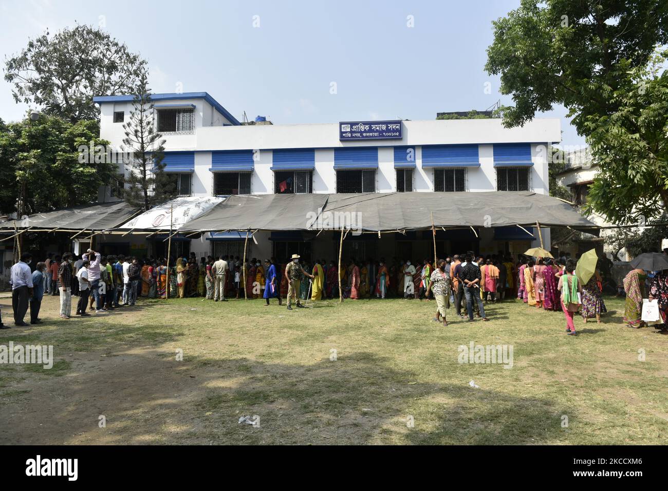 Indian voters queue to cast their votes at a polling station during the during the Fifth phase West Bengal assembly election in Kolkata, India, 17 April, 2021. Election Commission has decided to ban rallies, public meeting and streets play in poll-bound West Bengal from 7 pm to 10 am due to the Covid-19 spike in India according to an Indian media report. (Photo by Indranil Aditya/NurPhoto) Stock Photo