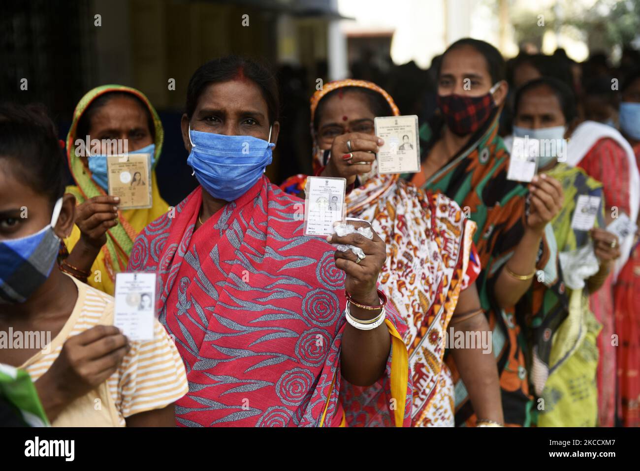 Indian voters queue to cast their votes at a polling station during the during the Fifth phase West Bengal assembly election in Kolkata, India, 17 April, 2021. Election Commission has decided to ban rallies, public meeting and streets play in poll-bound West Bengal from 7 pm to 10 am due to the Covid-19 spike in India according to an Indian media report. (Photo by Indranil Aditya/NurPhoto) Stock Photo