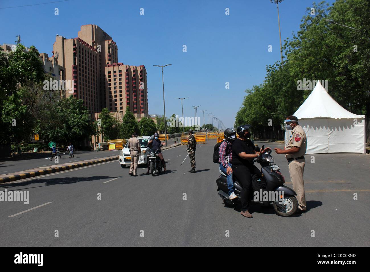 Delhi Police officers stop vehicles at a check point during a weekend lockdown in New Delhi, India on April 17, 2021. India on Saturday reported 2,34,692 new Covid-19 cases and 1,341 deaths in the last 24 hours, according to data from the Union Health Ministry. (Photo by Mayank Makhija/NurPhoto) Stock Photo