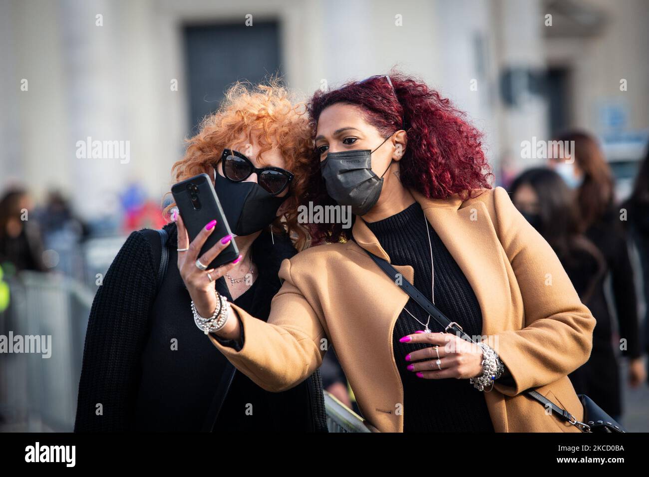 italian singer Fiorella Mannoia (L) during Entertainment operators protest as part of the national demonstration of the entertainment sector and the events in crisis for the Coronavirus emergency (Covid-19) with 1000 trunks in Piazza del Popolo, in Rome, Italy on 17 April 2021. (Photo by Sirio Tessitore/NurPhoto) Stock Photo