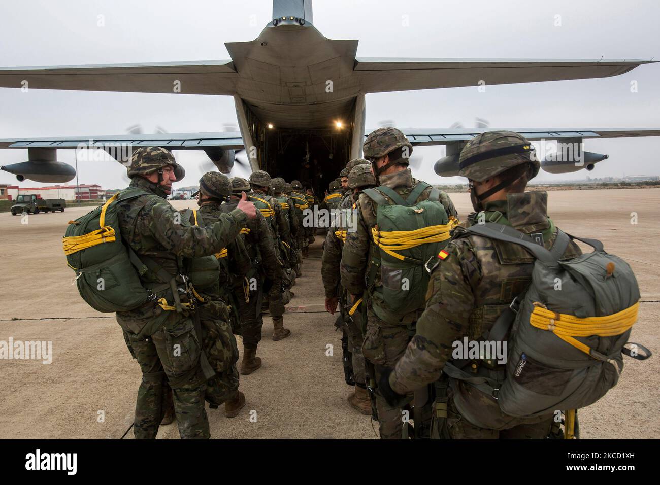Spanish soldiers boarding a a KC-130J Hercules Stock Photo