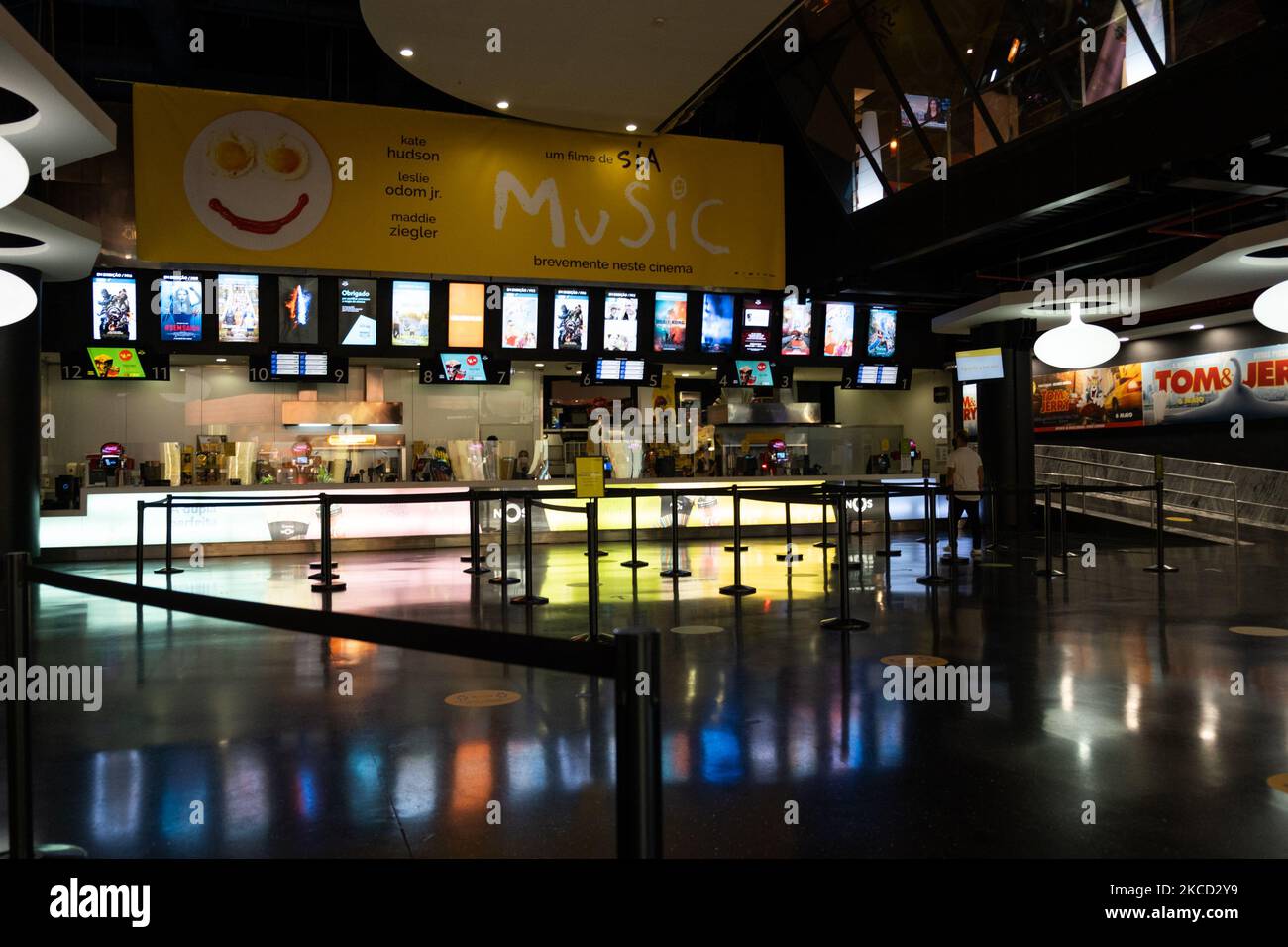 The cinemas on Shopping can now re-open, on April 19, 2021, in Lisbon, Portugal. The Portuguese government has established a four-step plan to ease COVID-19 restrictions, with the third stage starting on April 19th with the reopening all shops and shopping centres, Cinemas, auditoriums, theaters, Secondary and higher education resumes with face to face classes, Outdoor events with reduced capacity (Photo by Nuno Cruz/NurPhoto) Stock Photo