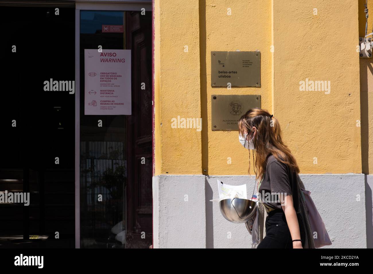 A student arrive at the University of fine arts, on April 19, 2021, in Lisbon, Portugal. The Portuguese government has established a four-step plan to ease COVID-19 restrictions, with the third stage starting on April 19th with the reopening all shops and shopping centres, Cinemas, auditoriums, theaters, Secondary and higher education resumes with face to face classes, Outdoor events with reduced capacity (Photo by Nuno Cruz/NurPhoto) Stock Photo
