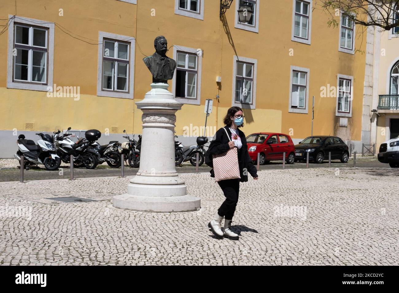 A women wearing a mask leaving the University, on April 19, 2021, in Lisbon, Portugal. The Portuguese government has established a four-step plan to ease COVID-19 restrictions, with the third stage starting on April 19th with the reopening all shops and shopping centres, Cinemas, auditoriums, theaters, Secondary and higher education resumes with face to face classes, Outdoor events with reduced capacity (Photo by Nuno Cruz/NurPhoto) Stock Photo