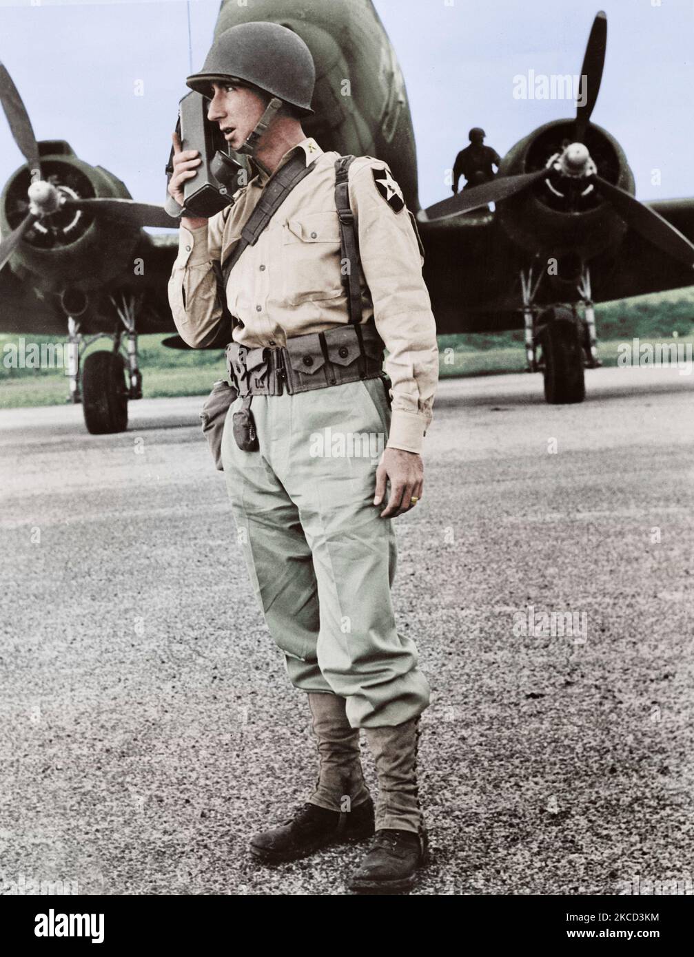 Airborne Infantry officer using a walkie-talkie during maneuvers of the Third Army, circa 1942. Stock Photo