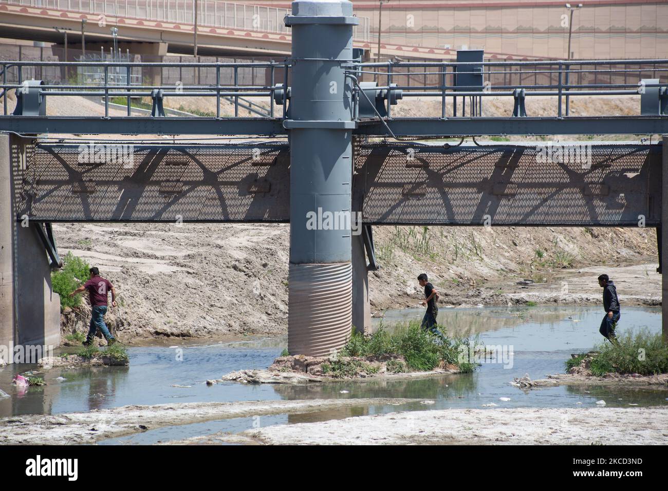 Three men who tried to cross the Rio Grande in Ciudad Juarez, Chihuahua state, Mexico on April 19, 2021, with a construction rod with which they tried to scale the wall were arrested by the National Guard, 2 young men and a man crossed the Rio Grande and climbed the wall aided by a spell-bound ladder built with a rod of construction. (Photo by David Peinado/NurPhoto) Stock Photo