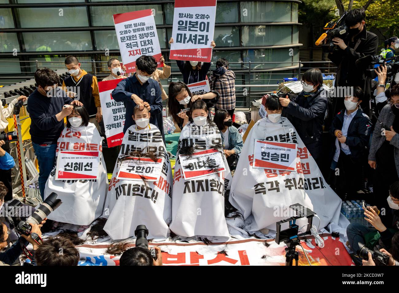 34 of South Korean college student protesters shave their hairs in a protest against Japan's decision to release radioactive water from the Fukushima Nuclear Power Plant into the ocean, at in front of the Japanese embassy on 20 April, 2021 in Seoul, South Korea. On April 13th, the Japanese government decided to discharge radioactive water from the crippled Fukushima nuclear plant into the Pacific Ocean. (Photo by Chris Jung/NurPhoto) Stock Photo