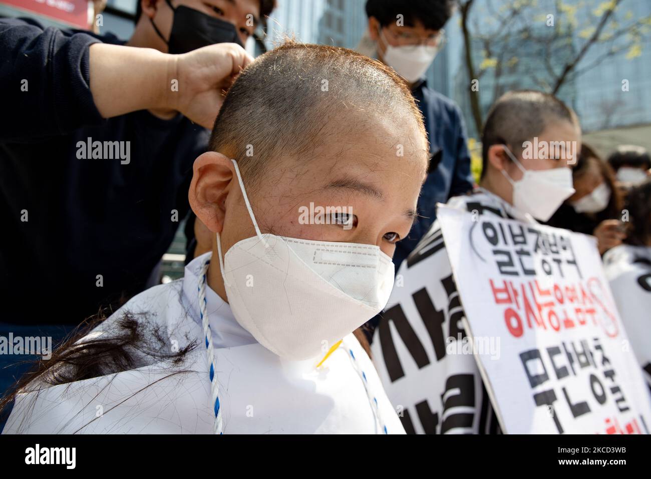 A South Korean college student protester shaves her hairs in a protest against Japan's decision to release radioactive water from the Fukushima Nuclear Power Plant into the ocean, at in front of the Japanese embassy on 20 April, 2021 in Seoul, South Korea. On April 13th, the Japanese government decided to discharge radioactive water from the crippled Fukushima nuclear plant into the Pacific Ocean. (Photo by Chris Jung/NurPhoto) Stock Photo