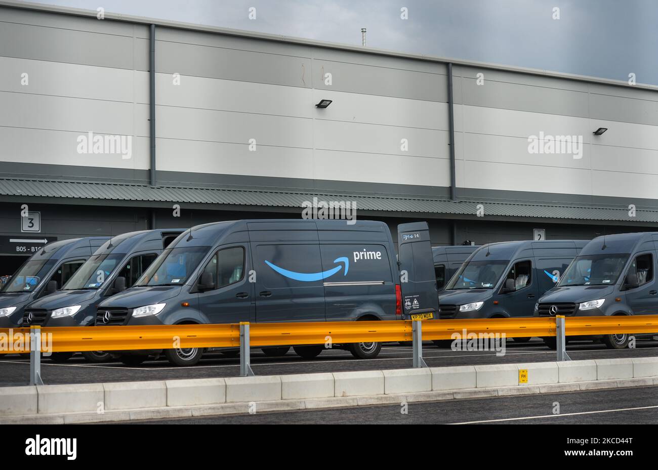 Fulfillment centers hires stock photography and images Alamy