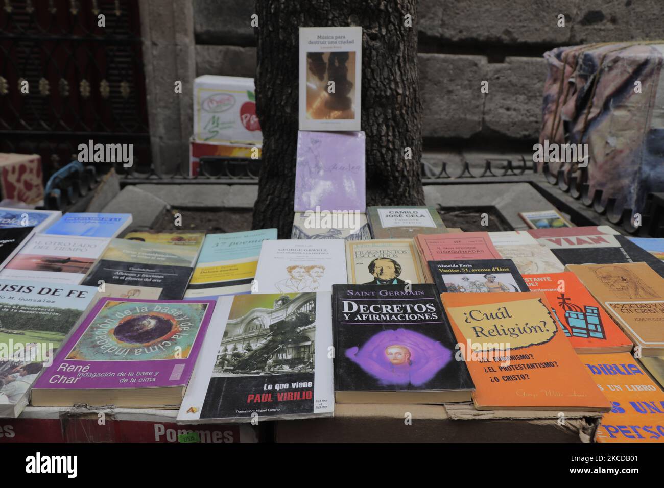 Interior view of a passage of books in the Zócalo of Mexico City, on the occasion of the International Book Day during the sanitary emergency and the orange epidemiological traffic light in the capital. International Book Day has been celebrated every April 23 since 1930 in Spain, and this date was chosen because it was related to the literary field, since it was the day on which Miguel de Cervantes, William Shakespeare and Inca Garcilaso de la Vega died, in 1616. (Photo by Gerardo Vieyra/NurPhoto) Stock Photo