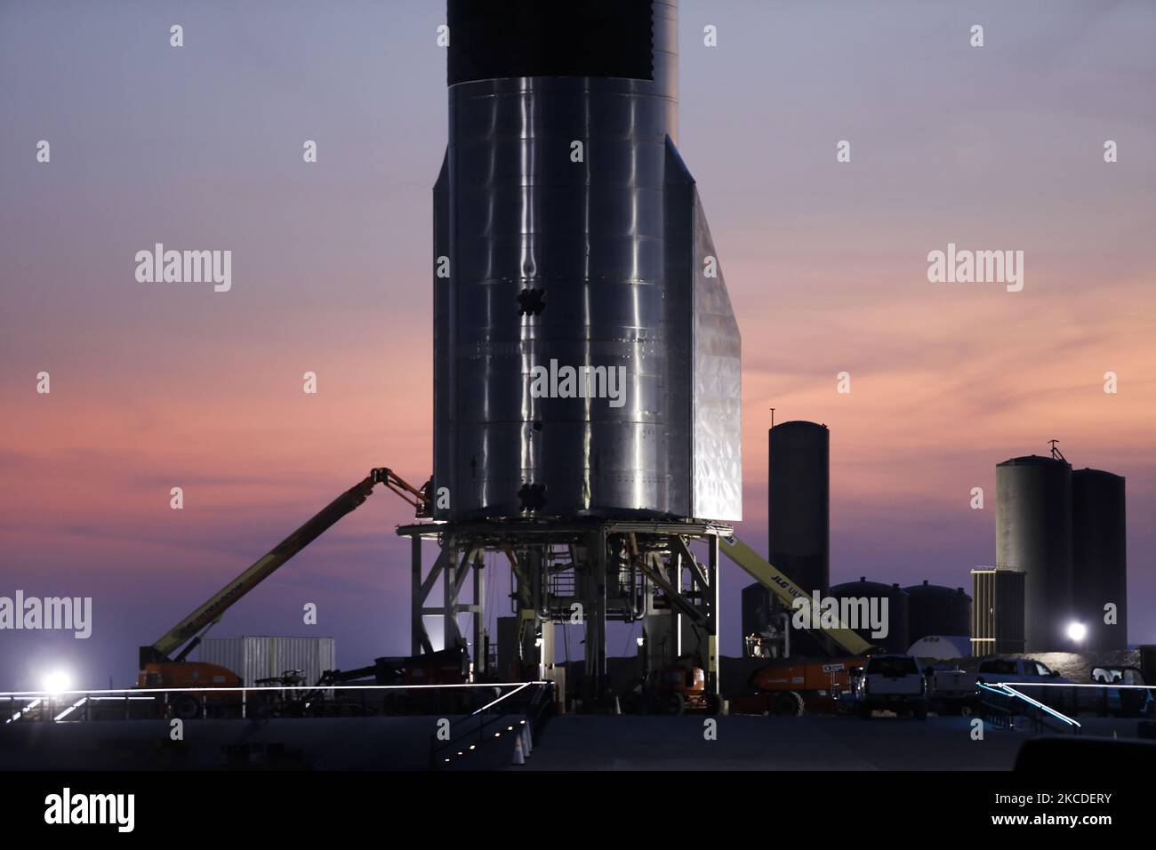 Starship SN15 on the evening on April 25th, 2021 at SpaceX's South ...