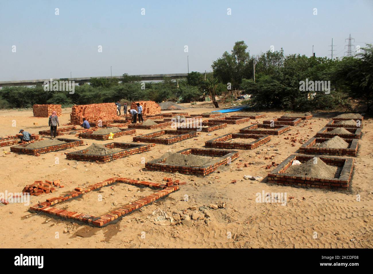 Workers construct new platforms to cremate bodies outside a crematorium, amidst the rising coronavirus cases in New Delhi on April 26, 2021. India recorded over 3.52 lakh new Covid-19 cases in the 24 hours, taking the country’s total infections to over 1.73 crore. With 2,812 new fatalities, the death toll is now over 1.95 lakh. (Photo by Mayank Makhija/NurPhoto) Stock Photo