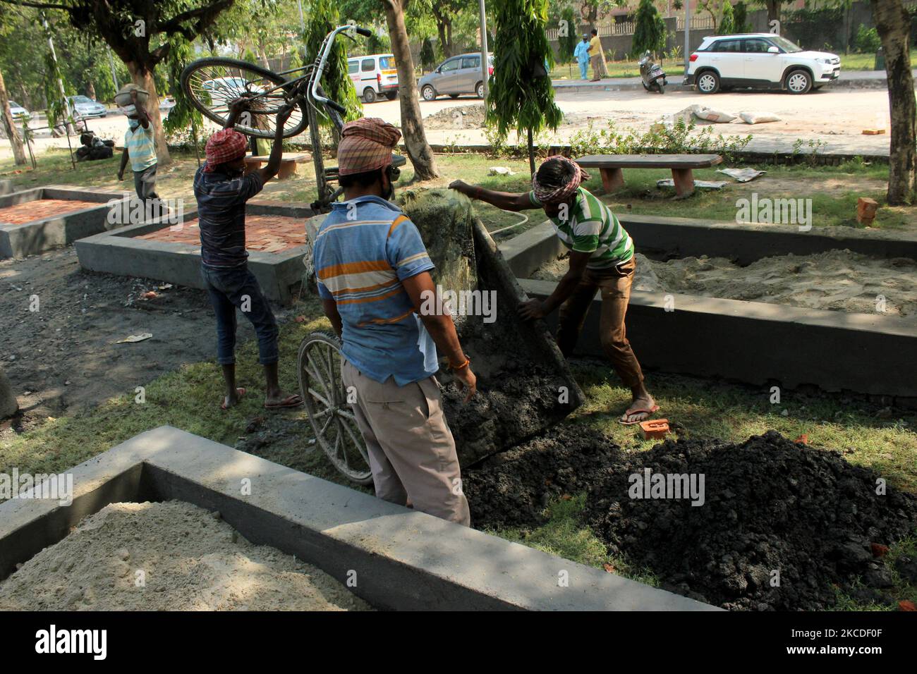 Workers construct new platforms to cremate bodies inside a crematorium, amidst the rising coronavirus cases in New Delhi on April 26, 2021. India recorded over 3.52 lakh new Covid-19 cases in the 24 hours, taking the country’s total infections to over 1.73 crore. With 2,812 new fatalities, the death toll is now over 1.95 lakh. (Photo by Mayank Makhija/NurPhoto) Stock Photo