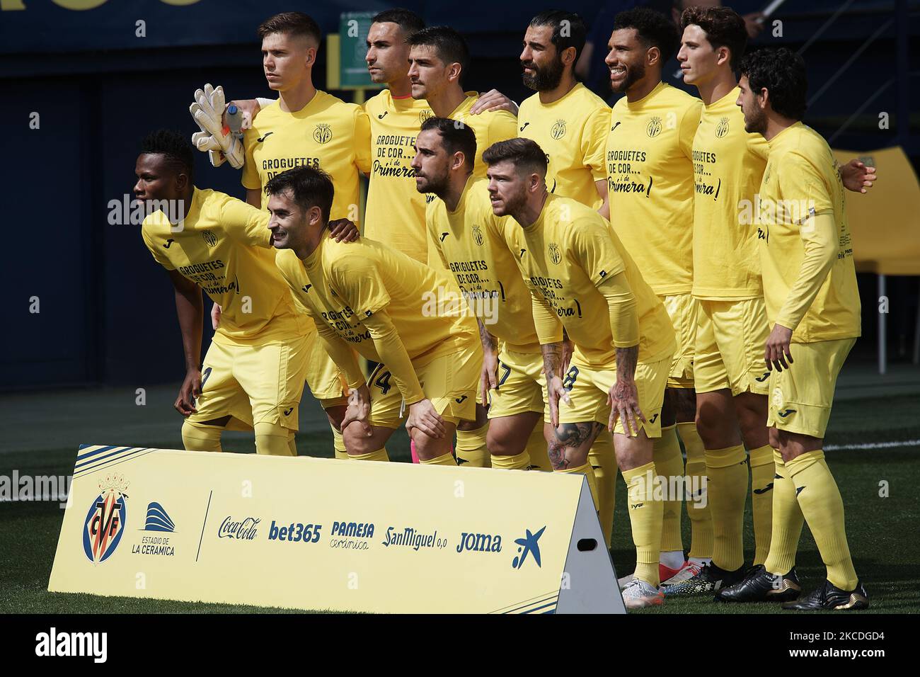 Back row L-R: Juan Foyth, Sergio Asenjo,Gerard Moreno, Raul Albiol, Etienne Capoue, Pau Torres, Dani Parejo. Front row L-R: Samuel Chukwueze, Manu Trigueros, Paco Alcacer, Alberto Moreno pose prior to the La Liga Santander match between Villarreal CF and FC Barcelona at Estadio de la Ceramica on April 25, 2021 in Villareal, Spain. Sporting stadiums around Spain remain under strict restrictions due to the Coronavirus Pandemic as Government social distancing laws prohibit fans inside venues resulting in games being played behind closed doors. (Photo by Jose Breton/Pics Action/NurPhoto) Stock Photo