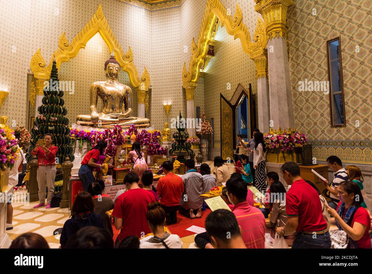 Golden buddha of wat traimit withayaram worawihan hi-res stock ...
