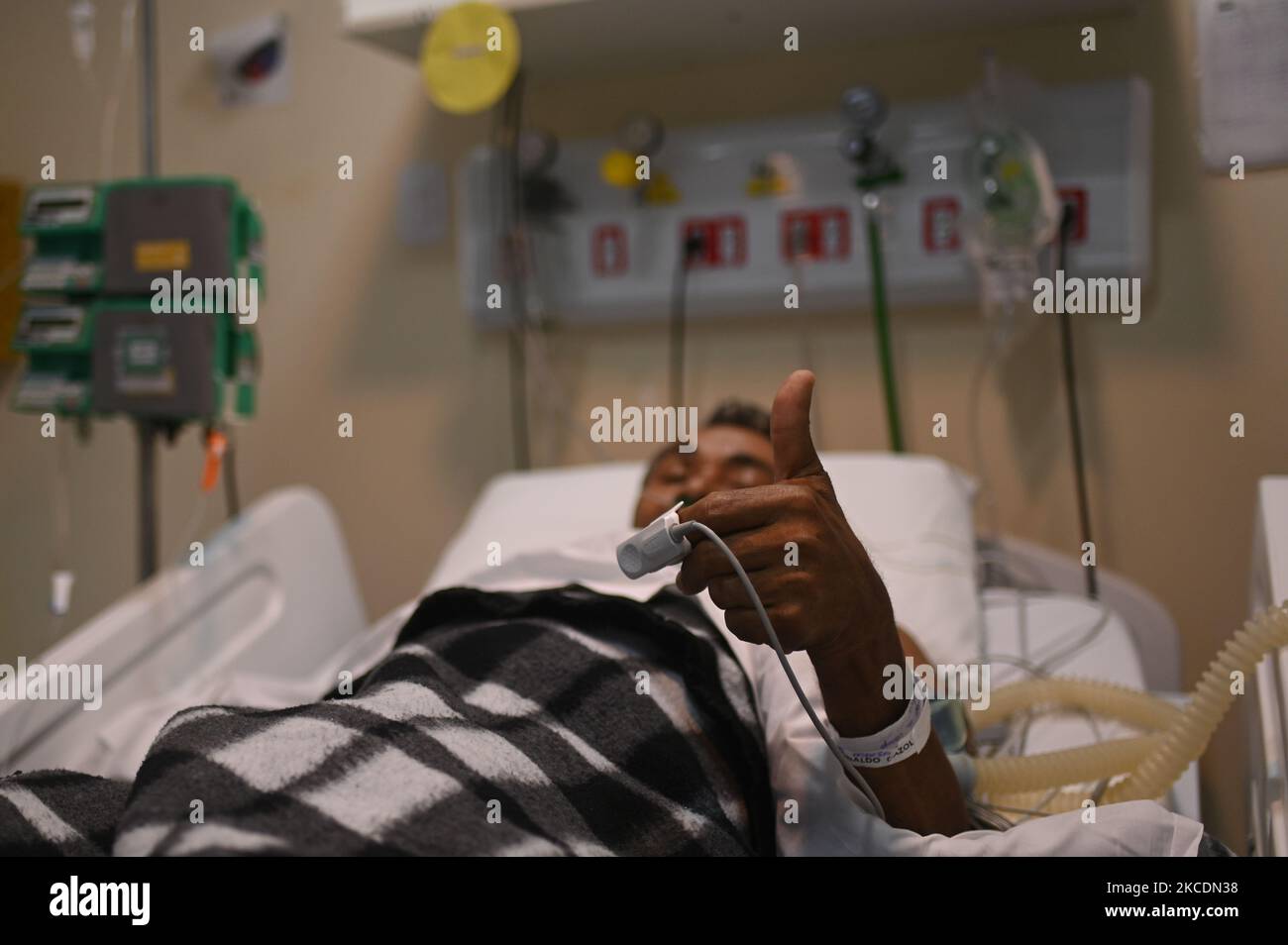 An intubated coronavirus disease (COVID-19) patient gestures a positive sign at Ronaldo Gazolla Hospital ICU in Acari, Rio de Janeiro, Brazil, on April 30, 2020. (Photo by Andre Borges/NurPhoto) Stock Photo