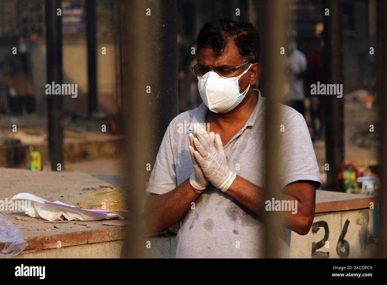 A family member performs the last rites of a person, who died due to the coronavirus disease (COVID-19), at a crematorium in New Delhi, India on May 1, 2021. India on Saturday reported over 4,00,000 fresh Covid-19 cases for the first time as the tally crossed 19 million-mark, according to Union health ministry's data. (Photo by Mayank Makhija/NurPhoto) Stock Photo